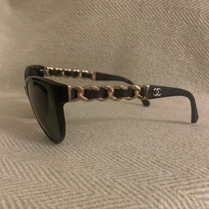 Chanel 5215-Q Butterfly Chain Sunglasses black